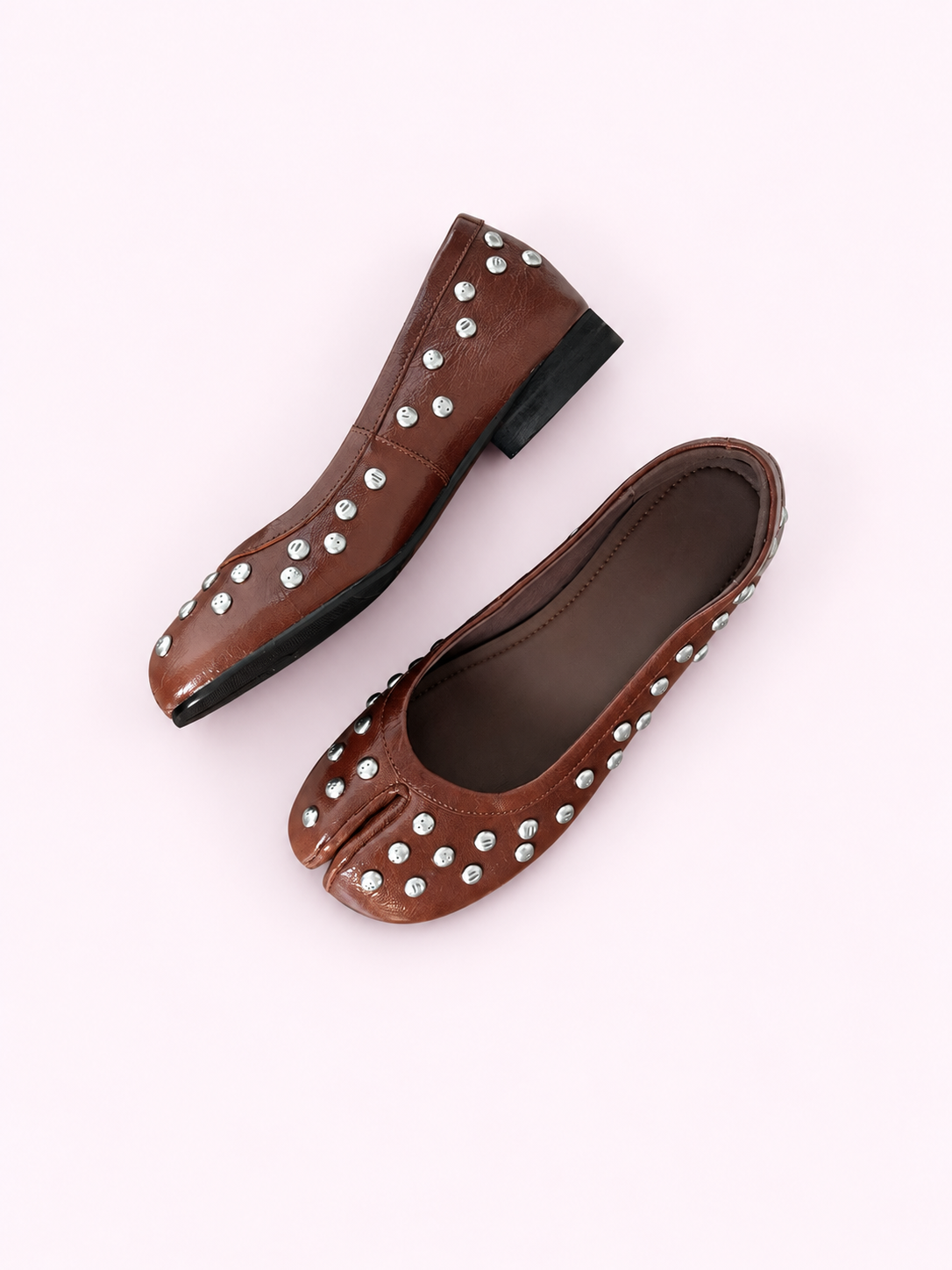 Ballerine tabi marron en cuir cloutée Sienne, photo 3