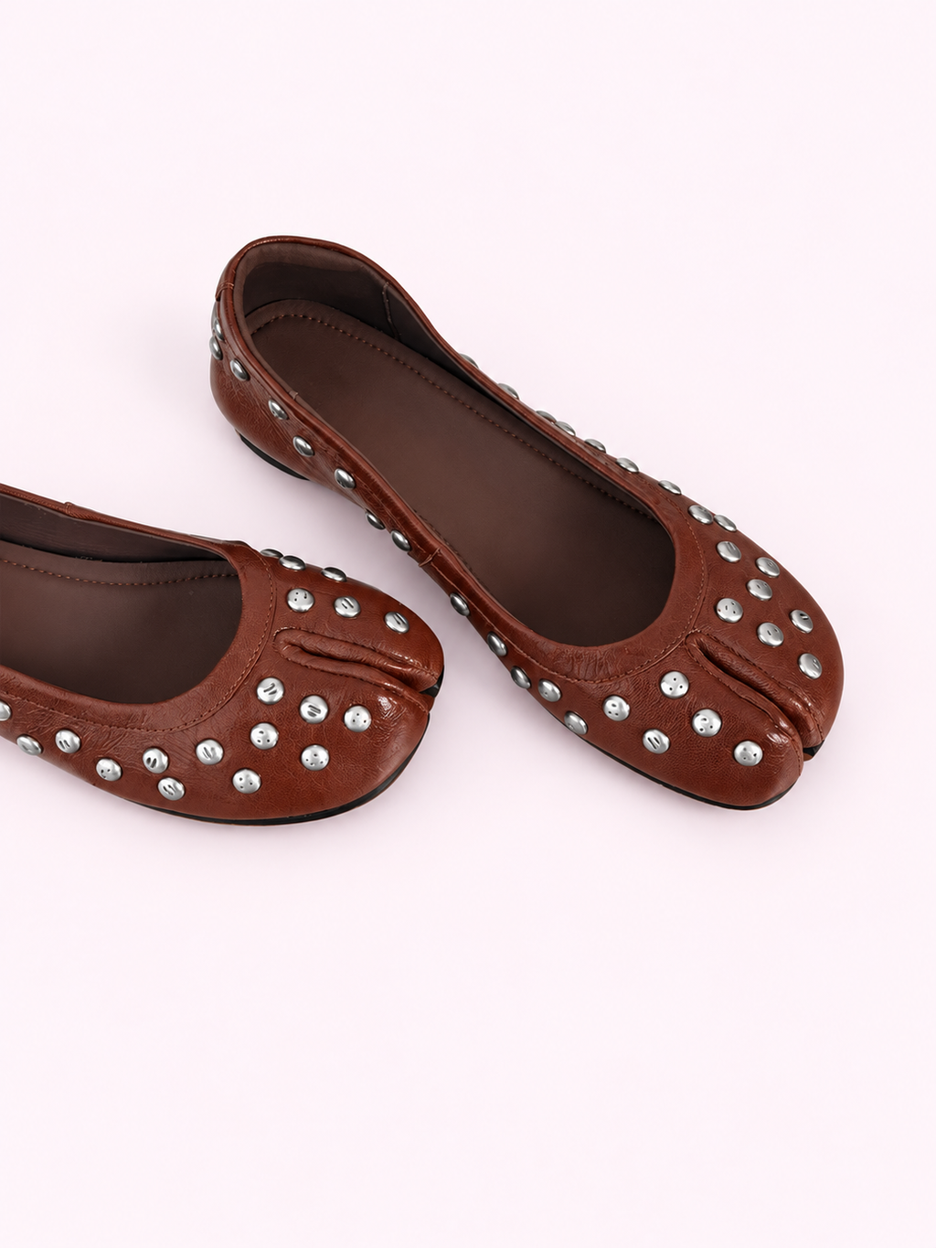 Ballerine tabi marron en cuir cloutée Sienne, photo 2